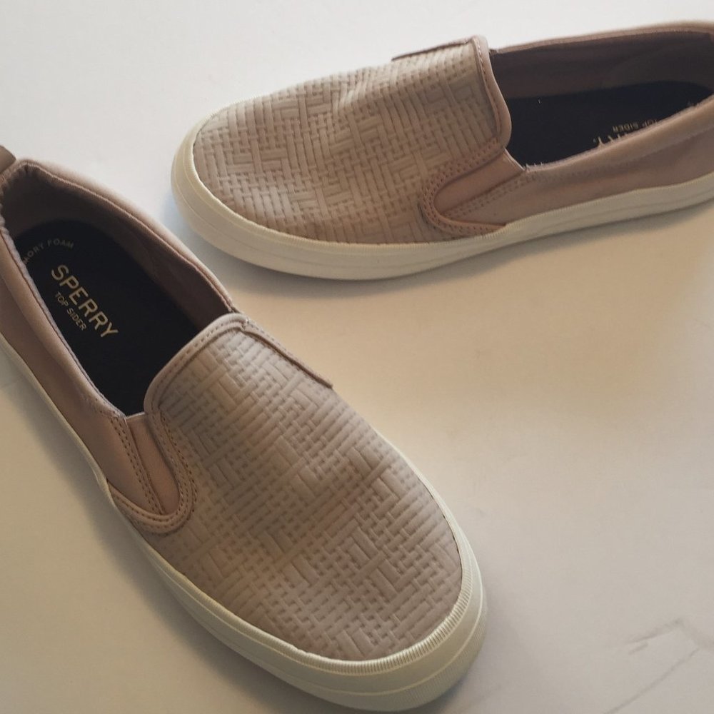 SPERRY WOMANS SIZE 9- TOP SIDERS